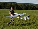 Ein französischer Soldat bringt das UAV vom Landeplatz zurück. (Bild öffnet sich in einem neuen Fenster)