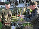 Ein Soldat wird darauf vorbereitet, einen Verwundeten zu spielen. (Bild öffnet sich in einem neuen Fenster)