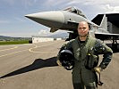 Stolz zeigt sich Fuetsch im Anti G-Anzug vor seinem Eurofighter. (Bild öffnet sich in einem neuen Fenster)