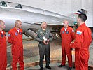 Brigadier Gruber mit den Fliegern aus Kroatien vor der MiG-21. (Bild öffnet sich in einem neuen Fenster)