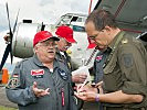 Besitzer und Pilot P. Hoffmann im Gespräch mit Oberstleutnant Stefan May. (Bild öffnet sich in einem neuen Fenster)