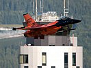 Der Kampfjet im Tiefflug vor dem Tower in Zeltweg. (Bild öffnet sich in einem neuen Fenster)