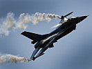 Waghalsige Manöver zeigt auch die belgische F-16. (Bild öffnet sich in einem neuen Fenster)