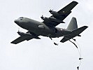 Eine österreichische C-130 "Hercules" setzt Fallschirmspringer ab. (Bild öffnet sich in einem neuen Fenster)
