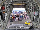 Besucher bestaunen den Laderaum einer C-130 "Hercules". (Bild öffnet sich in einem neuen Fenster)