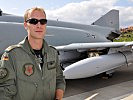 Hauptmann Rüdiger Teutrup mit seinem Phantom Kampfjet im Hintergrund. (Bild öffnet sich in einem neuen Fenster)