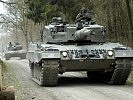 Die Kampfpanzer "Leopard" 2A4 beziehen ihre Stellung. (Bild öffnet sich in einem neuen Fenster)