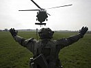 Ein Soldat weist den S-70 "Black Hawk"- Hubschrauber ein. (Bild öffnet sich in einem neuen Fenster)