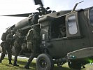 Rasch besteigen die Soldaten den Helikopter... (Bild öffnet sich in einem neuen Fenster)