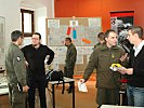 Journalisten im Gespräch mit Soldaten der 7. Jägerbrigade. (Bild öffnet sich in einem neuen Fenster)