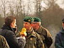 Brigadekommandant Starlinger beim Interview mit der "Antenne Kärnten". (Bild öffnet sich in einem neuen Fenster)