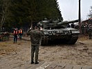 Ein Panzerkommandant weist seinen "Leopard" beim Brückenkopf ein. (Bild öffnet sich in einem neuen Fenster)