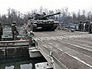 Die Kampfpanzer "Leopard" fahren bei Möchling von der Fähre. (Bild öffnet sich in einem neuen Fenster)