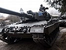 Kampfpanzer stehen für den Fährbetrieb bereit. (Bild öffnet sich in einem neuen Fenster)