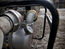Mit weiteren Pumpen wird das frische Wasser in die LKW-Tanks gefüllt. (Bild öffnet sich in einem neuen Fenster)