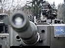Ein Panzersoldat beim Sichern mit dem Turm-Maschinengewehr. (Bild öffnet sich in einem neuen Fenster)
