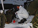 Ein Soldat des Jägerbataillons 26 bereitet sein Abendessen zu. (Bild öffnet sich in einem neuen Fenster)