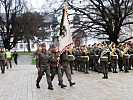 Mit dem Einmarsch der Fahne der 6. Jägerbrigade beginnt der Festakt. (Bild öffnet sich in einem neuen Fenster)