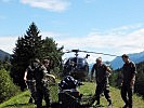 Die Soldaten bereiten eine Außenlast für den Helikopter vor. (Bild öffnet sich in einem neuen Fenster)