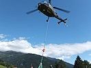 Der "Alouette" III Helikopter fliegt Nachschub ins Gebirge. (Bild öffnet sich in einem neuen Fenster)