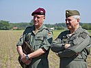 Oberstleutnant Schinkel und Brigadier Gruber beobachten die Übung. (Bild öffnet sich in einem neuen Fenster)