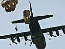 Luftlandeoperationen mittels Fallschirm... (Bild öffnet sich in einem neuen Fenster)
