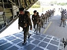 Soldaten des Jägerbataillons 25 besteigen eine C-130 "Hercules". (Bild öffnet sich in einem neuen Fenster)