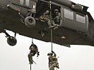 Spezialeinsatzkräfte beim Abseilen aus einem "Black Hawk". (Bild öffnet sich in einem neuen Fenster)