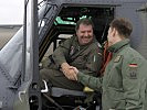 Bundeswehrpilot Olaf Bölting, r., begrüßt seinen Kommandeur am Flugfeld. (Bild öffnet sich in einem neuen Fenster)
