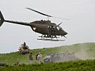 Hubschrauber überwachen die Aktion aus der Luft. (Bild öffnet sich in einem neuen Fenster)