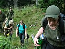 Finnische Soldatinnen mit Wanderen bem fordernden Aufstieg. (Bild öffnet sich in einem neuen Fenster)
