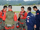 Die Piloten und Crewmitglieder der Turkish Stars beim Smalltalk. (Bild öffnet sich in einem neuen Fenster)