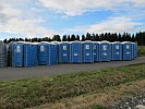 Auch die mobilen WC-Anlagen sind schon in Zeltweg. (Bild öffnet sich in einem neuen Fenster)