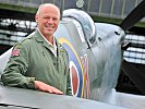 Stephen Stead und seine Supermarine Spitfire Maschine. (Bild öffnet sich in einem neuen Fenster)