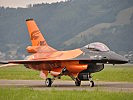 Die F16 der holländischen Luftwaffe rollt Richtung Hangar. (Bild öffnet sich in einem neuen Fenster)