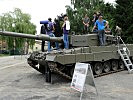 Die Landstreitkräfte zeigen einen Kampfpanzer "Leopard" 2A4. (Bild öffnet sich in einem neuen Fenster)
