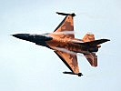 Die holländische F-16 mit ihrem Sonderdesign begeistert die Zuseher. (Bild öffnet sich in einem neuen Fenster)