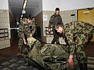Schweizer Gebirgssoldaten mit einem Teil ihrer Ausrüstung. (Bild öffnet sich in einem neuen Fenster)