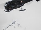 Hubschrauber und Alpinsoldaten erkunden die Lawinensituation. (Bild öffnet sich in einem neuen Fenster)