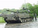 Ein "Leopard" vom Panzerbataillon 14 wird zur Ausfahrt bereit gemacht. (Bild öffnet sich in einem neuen Fenster)
