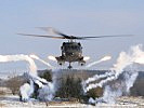 Ein S-70 "Black Hawk" stößt Täuschkörper - Flares aus. Bild: Archiv. (Bild öffnet sich in einem neuen Fenster)