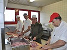 Kochstellenleiter Hager 2.v.r.mit seinem Team bei der Fleischverarbeitung. (Bild öffnet sich in einem neuen Fenster)