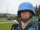 Eine Studierende ausgerüstet als UN-Mitarbeiterin. (Bild öffnet sich in einem neuen Fenster)