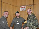 Steiner und Mezger mit Brigadier Anton Waldner von der Übungsleitung. (Bild öffnet sich in einem neuen Fenster)