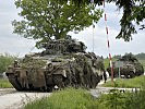 Grenadiere der Bundeswehr rücken mit ihren "Marder"-Schützenpanzern vor. (Bild öffnet sich in einem neuen Fenster)
