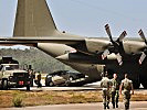 Entladung einer "Hercules" am Militärflugplatz Ovar. (Bild öffnet sich in einem neuen Fenster)