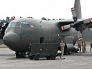 Eine C-130 "Hercules" kurz nach der Landung in Portugal. (Bild öffnet sich in einem neuen Fenster)