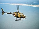 Der Mehrzweckhubschrauber OH-58 "Kiowa" nähert sich der Atlantikküste. (Bild öffnet sich in einem neuen Fenster)