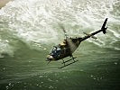 Der österreichischer Mehrzweckhubschrauber OH-58 überfliegt die Küste. (Bild öffnet sich in einem neuen Fenster)