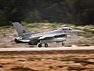 Ein Kampfjet vom Typ F-16 startet mit Nachbrenner. (Bild öffnet sich in einem neuen Fenster)